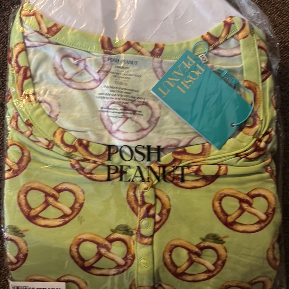 Women’s medium Posh Peanut pretzels